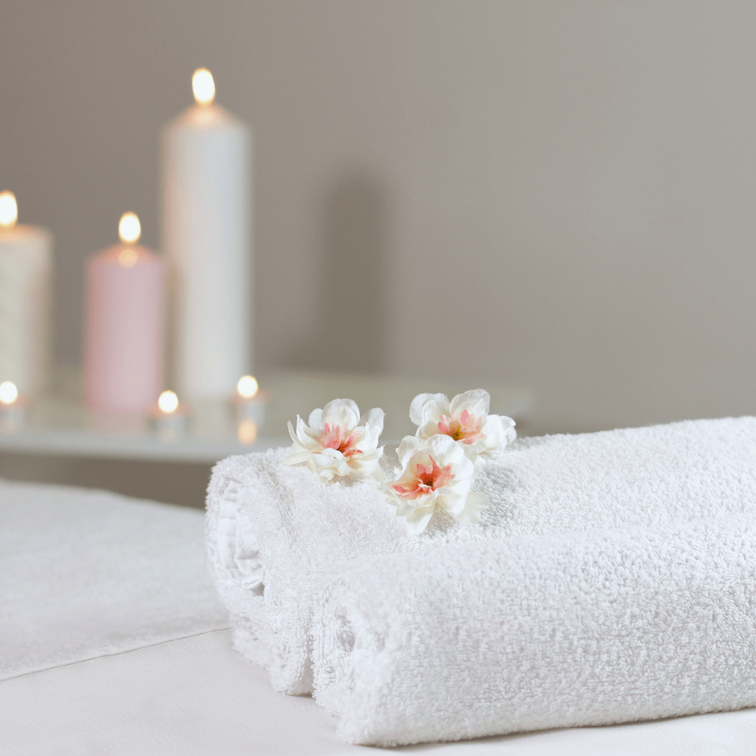 Détendez-vous avec un massage thérapeutique à domicile à Cossonay Ambiance apaisante avec bougies et serviettes pour massages thérapeutiques à domicile à Cossonay, proposés par Naturelia