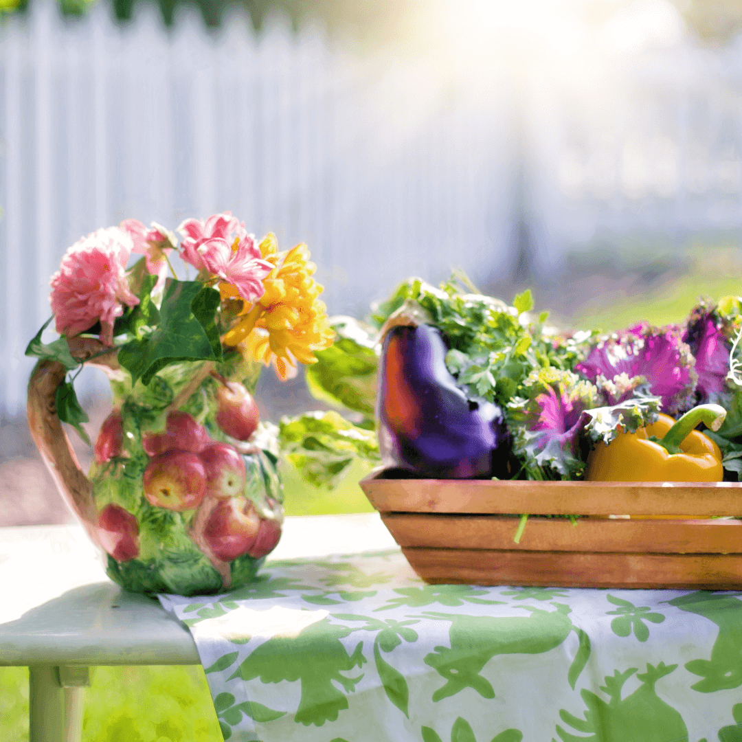Conseil en nutrition à La Sarraz Un panier rempli de légumes frais, y compris des poivrons, des choux et des radis, à côté d'un vase de fleurs colorées, illustrant les services de conseil en nutrition disponibles à La Sarraz.